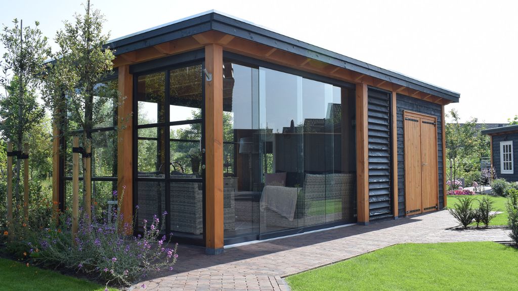 tuinhuis met overkapping glazen deuren